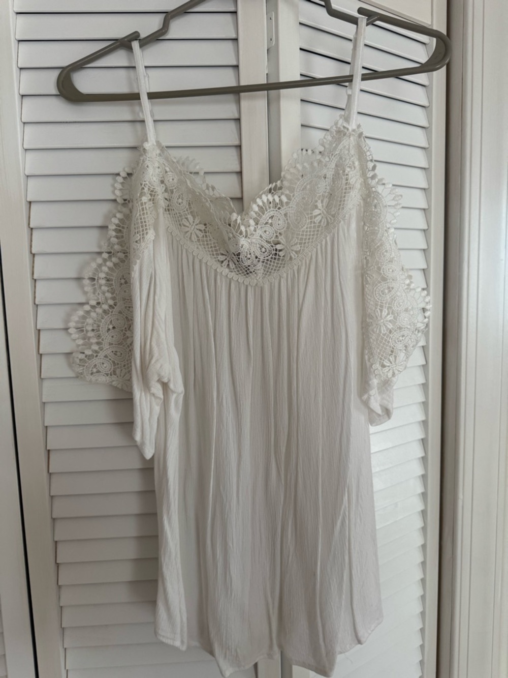 Gypsies & Moondust White Lace Cold-Shoulder Tunic Top